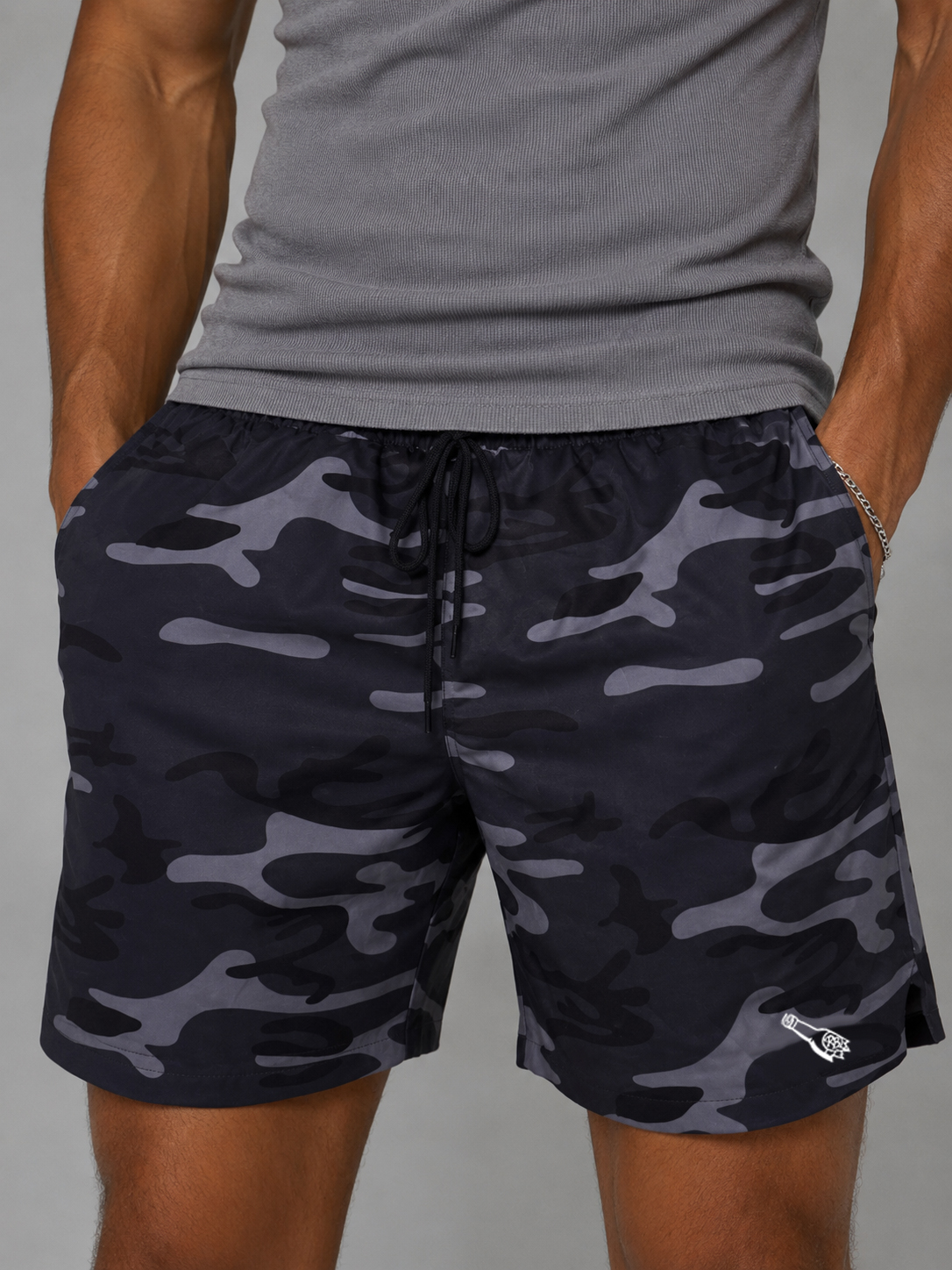 RB STRIKE SHORT en color Gris